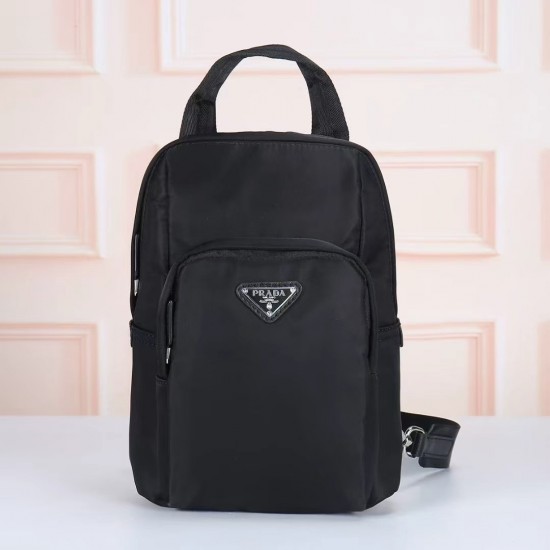 プラダ メンズ Re-Nylon サフィアーノレザー トライアングルロゴ スリング バックパック ボディバッグ ブラック 2VZ116 男女兼用