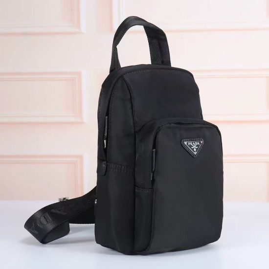 プラダ メンズ Re-Nylon サフィアーノレザー トライアングルロゴ スリング バックパック ボディバッグ ブラック 2VZ116 男女兼用