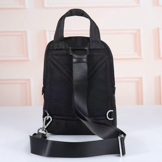 プラダ メンズ Re-Nylon サフィアーノレザー トライアングルロゴ スリング バックパック ボディバッグ ブラック 2VZ116 男女兼用