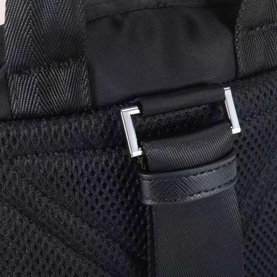 プラダ メンズ Re-Nylon サフィアーノレザー トライアングルロゴ スリング バックパック ボディバッグ ブラック 2VZ116 男女兼用