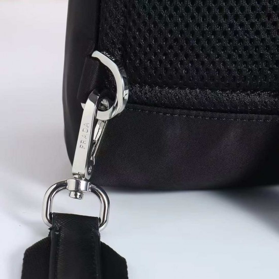 プラダ メンズ Re-Nylon サフィアーノレザー トライアングルロゴ スリング バックパック ボディバッグ ブラック 2VZ116 男女兼用
