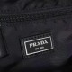 プラダ メンズ Re-Nylon サフィアーノレザー トライアングルロゴ スリング バックパック ボディバッグ ブラック 2VZ116 男女兼用