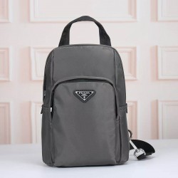 プラダ メンズ Re-Nylon サフィアーノレザー トライアングルロゴ スリング バックパック ボディバッグ グレー 2VZ116 男女兼用