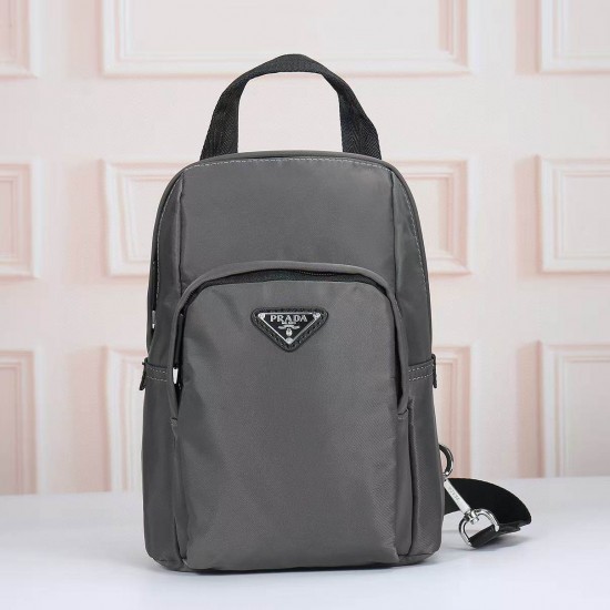 プラダ メンズ Re-Nylon サフィアーノレザー トライアングルロゴ スリング バックパック ボディバッグ グレー 2VZ116 男女兼用
