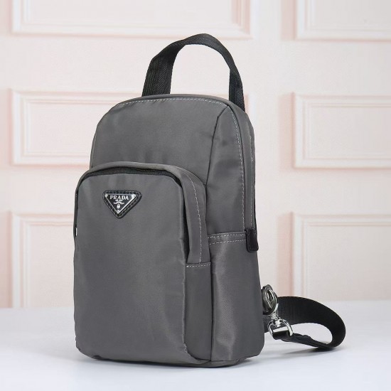 プラダ メンズ Re-Nylon サフィアーノレザー トライアングルロゴ スリング バックパック ボディバッグ グレー 2VZ116 男女兼用