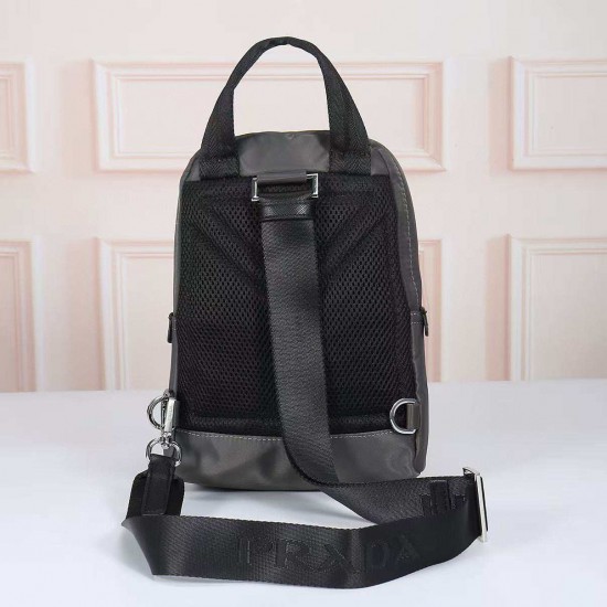 プラダ メンズ Re-Nylon サフィアーノレザー トライアングルロゴ スリング バックパック ボディバッグ グレー 2VZ116 男女兼用