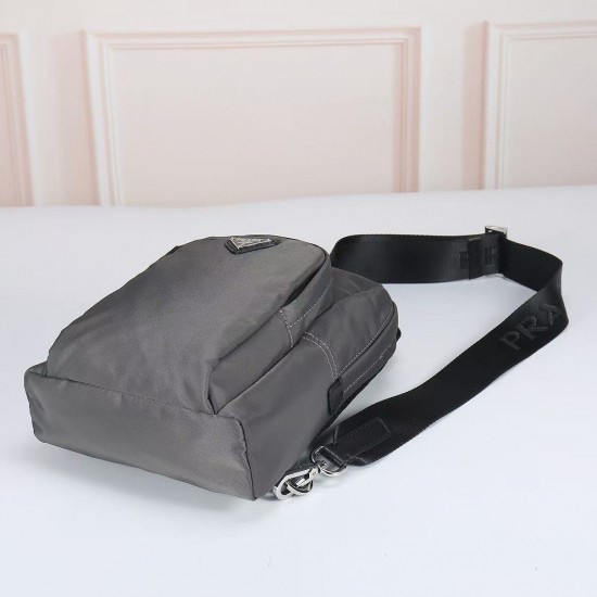 プラダ メンズ Re-Nylon サフィアーノレザー トライアングルロゴ スリング バックパック ボディバッグ グレー 2VZ116 男女兼用