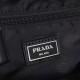 プラダ メンズ Re-Nylon サフィアーノレザー トライアングルロゴ スリング バックパック ボディバッグ グレー 2VZ116 男女兼用