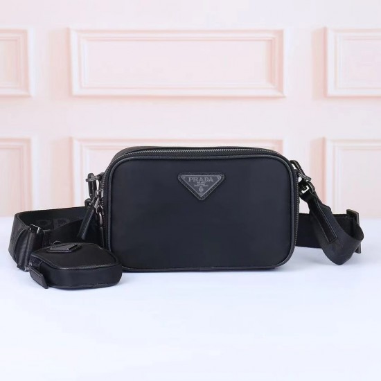 プラダ メンズ Re-Nylon サフィアーノレザー ミニポーチ付き トライアングルロゴ ショルダーバッグ カメラバッグ ブラック 175代工 男女兼用
