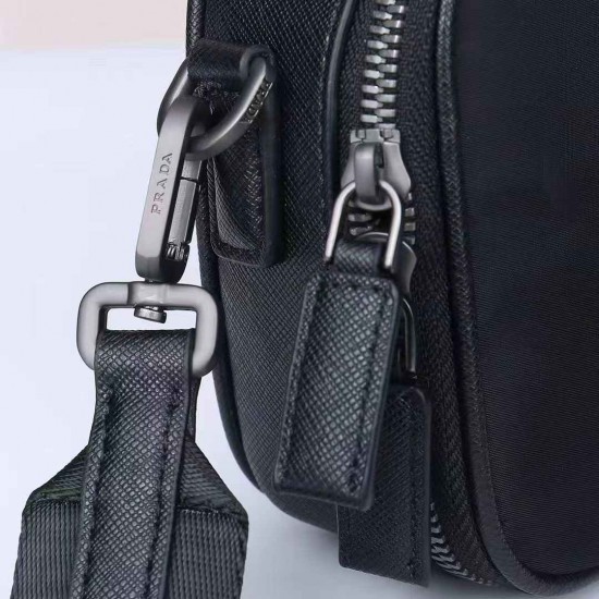 プラダ メンズ Re-Nylon サフィアーノレザー ミニポーチ付き トライアングルロゴ ショルダーバッグ カメラバッグ ブラック 175代工 男女兼用