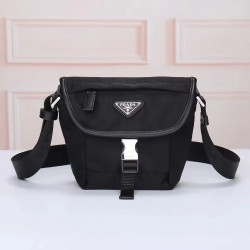 プラダ メンズ Re-Nylon サフィアーノレザー フラップ トライアングルロゴ ミニ メッセンジャーバッグ ショルダーバッグ ブラック 175代工 男女兼用