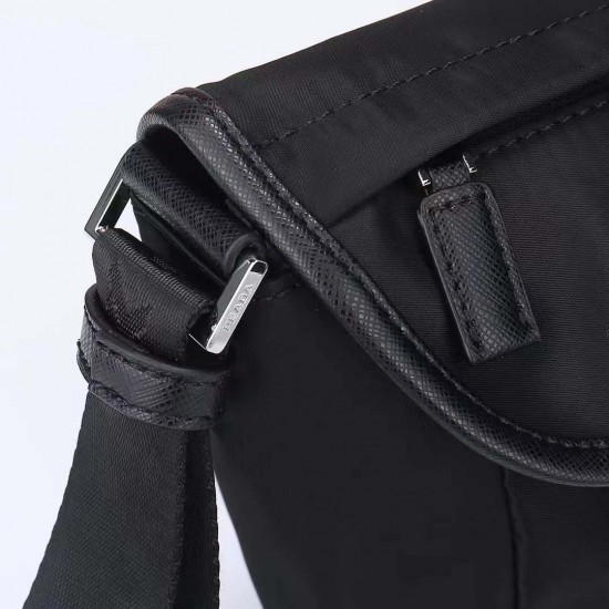 プラダ メンズ Re-Nylon サフィアーノレザー フラップ トライアングルロゴ ミニ メッセンジャーバッグ ショルダーバッグ ブラック 175代工 男女兼用