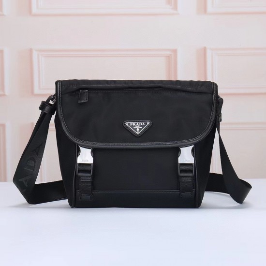 プラダ メンズ Re-Nylon サフィアーノレザー フラップ ダブルバックル トライアングルロゴ メッセンジャーバッグ ショルダーバッグ ブラック 175代工 男女兼用