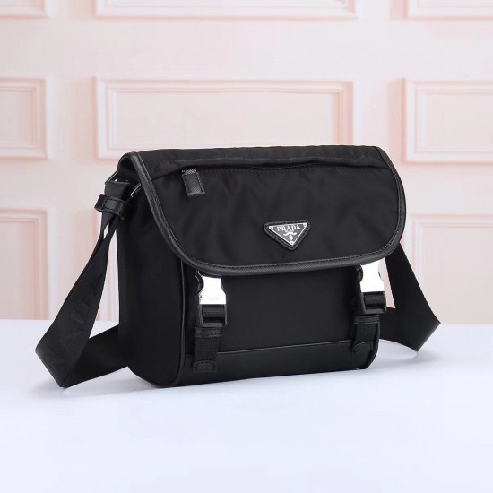プラダ メンズ Re-Nylon サフィアーノレザー フラップ ダブルバックル トライアングルロゴ メッセンジャーバッグ ショルダーバッグ ブラック 175代工 男女兼用