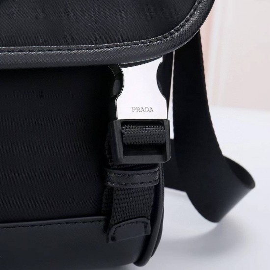 プラダ メンズ Re-Nylon サフィアーノレザー フラップ ダブルバックル トライアングルロゴ メッセンジャーバッグ ショルダーバッグ ブラック 175代工 男女兼用