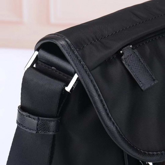 プラダ メンズ Re-Nylon サフィアーノレザー フラップ ダブルバックル トライアングルロゴ メッセンジャーバッグ ショルダーバッグ ブラック 175代工 男女兼用