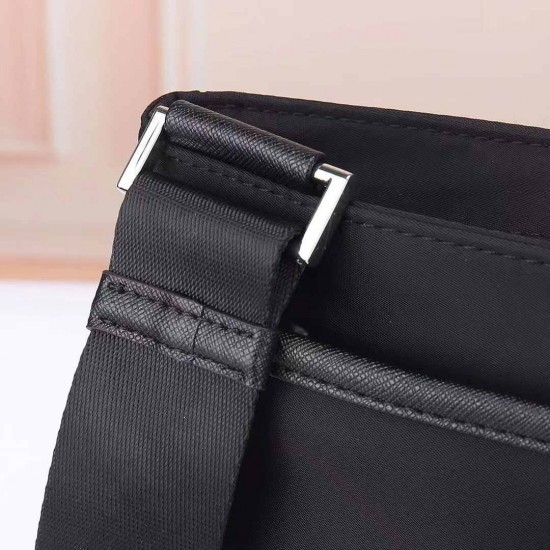 プラダ メンズ Re-Nylon サフィアーノレザー トライアングルロゴ 縦型 ショルダーバッグ メッセンジャーバッグ ブラック 175代工 男女兼用