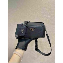 プラダ メンズ Re-Nylon サフィアーノレザー ミニポーチ付き トライアングルロゴ ショルダーバッグ カメラバッグ ブラック 2VH172 男女兼用