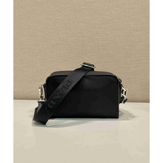 プラダ メンズ Re-Nylon サフィアーノレザー ミニポーチ付き トライアングルロゴ ショルダーバッグ カメラバッグ ブラック 2VH172 男女兼用