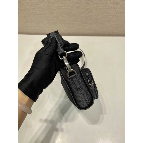 プラダ メンズ Re-Nylon サフィアーノレザー ミニポーチ付き トライアングルロゴ ショルダーバッグ カメラバッグ ブラック 2VH172 男女兼用