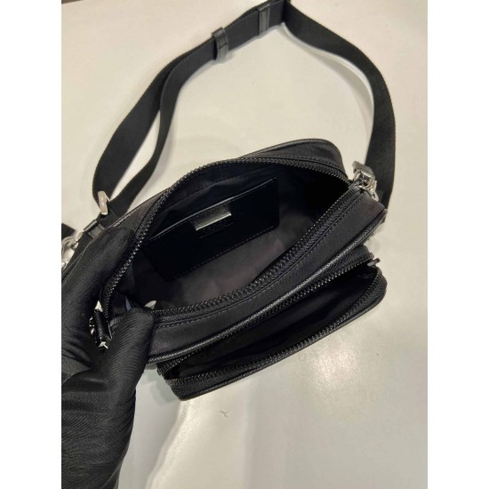 プラダ メンズ Re-Nylon サフィアーノレザー ミニポーチ付き トライアングルロゴ ショルダーバッグ カメラバッグ ブラック 2VH172 男女兼用