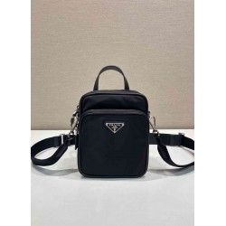 プラダ メンズ Re-Nylon サフィアーノレザー トライアングルロゴ 縦型 2WAY ミニショルダーバッグ スマホショルダー ブラック 2VH211 男女兼用