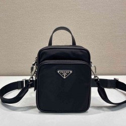 プラダ メンズ Re-Nylon サフィアーノレザー トライアングルロゴ 縦型 2WAY ミニショルダーバッグ スマホショルダー ブラック 2VH211 男女兼用