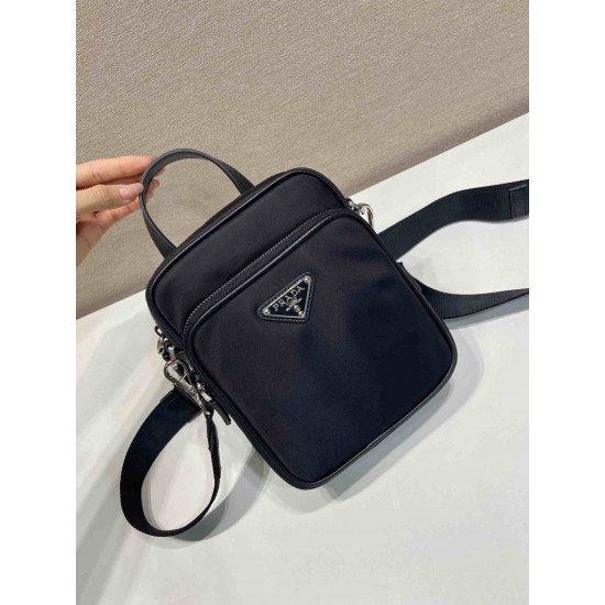 プラダ メンズ Re-Nylon サフィアーノレザー トライアングルロゴ 縦型 2WAY ミニショルダーバッグ スマホショルダー ブラック 2VH211 男女兼用