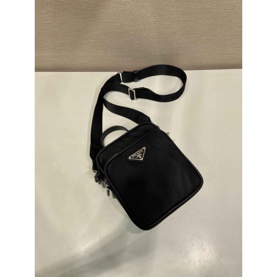 プラダ メンズ Re-Nylon サフィアーノレザー トライアングルロゴ 縦型 2WAY ミニショルダーバッグ スマホショルダー ブラック 2VH211 男女兼用