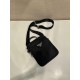 プラダ メンズ Re-Nylon サフィアーノレザー トライアングルロゴ 縦型 2WAY ミニショルダーバッグ スマホショルダー ブラック 2VH211 男女兼用