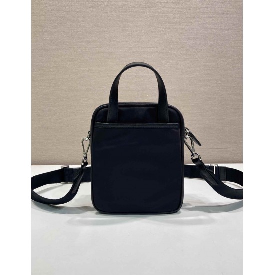 プラダ メンズ Re-Nylon サフィアーノレザー トライアングルロゴ 縦型 2WAY ミニショルダーバッグ スマホショルダー ブラック 2VH211 男女兼用