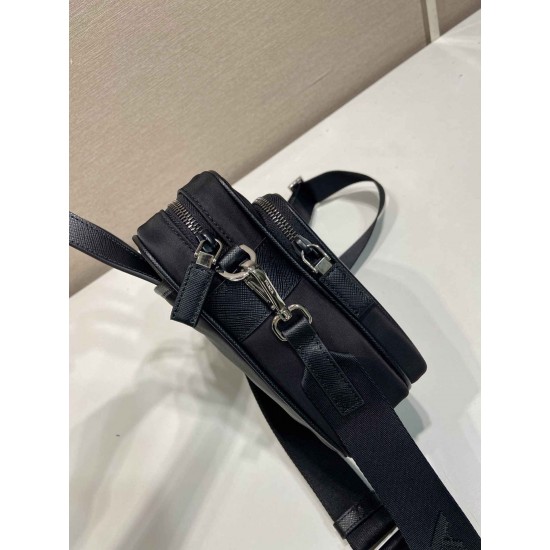 プラダ メンズ Re-Nylon サフィアーノレザー トライアングルロゴ 縦型 2WAY ミニショルダーバッグ スマホショルダー ブラック 2VH211 男女兼用