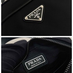 プラダ メンズ Re-Nylon サフィアーノレザー トライアングルロゴ 縦型 2WAY ミニショルダーバッグ スマホショルダー ブラック 2VH211 男女兼用