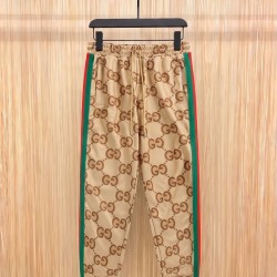 GUCCI グッチ 2026早春新作 ジャンボGG スーパーGG 総柄 ウェビングライン（赤緑） ジョガーパンツ トラックパンツ キャメル 男女兼用