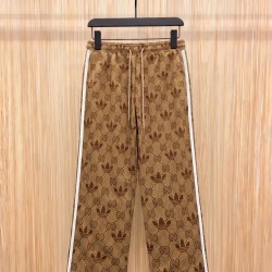 GUCCI × adidas グッチ アディダス コラボ ダブルG トレフォイル 三つ葉ロゴ 総柄 トラックパンツ ジョガーパンツ キャメル 男女兼用