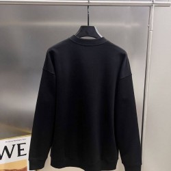 プラダ 2026AW 立体フロッキーロゴ クルーネック スウェットシャツ トレーナー 黒 白 メンズ レディース